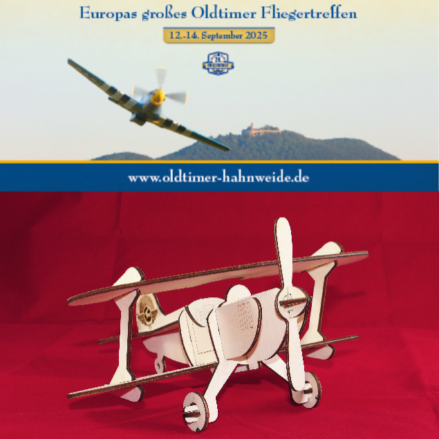 Bausatz des Doppeldeckerstandmodells aus Holz mit dem Logo des Oldtimer Fliegertreffens 2025 auf der Hahnweide